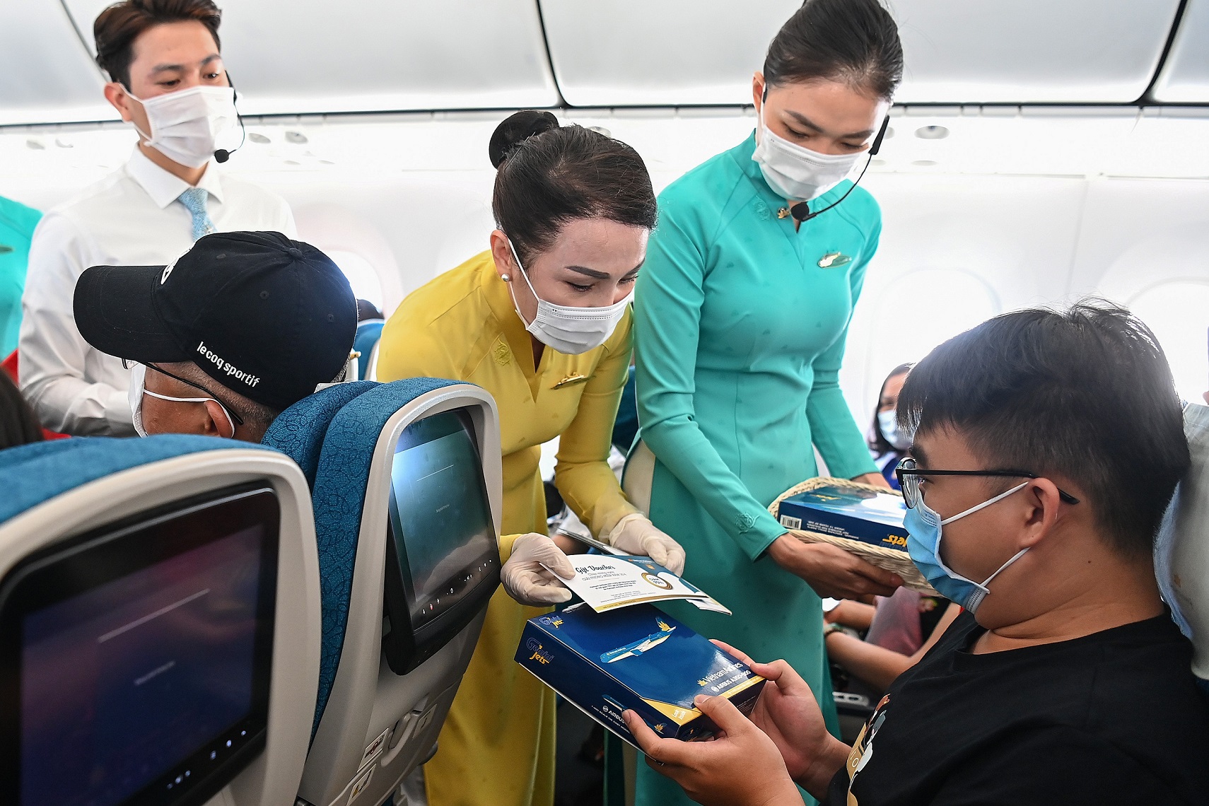 Các vị khách may mắn nhận được phần quà bất ngờ từ Vietnam Airlines